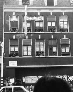 835029 Afbeelding van het gekraakte voormalige winkelpand van Miss Etam (Lange Viestraat 19) te Utrecht.